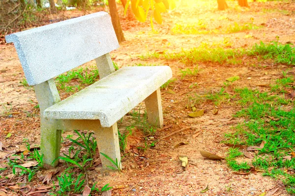 Panca in pietra in giardino — Foto Stock