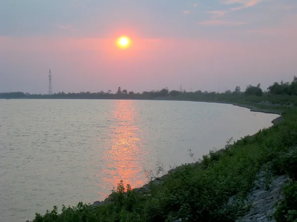Apusul soarelui pe râu — Fotografie, imagine de stoc