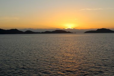 Denizde gün batımı