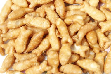 Balık beyaz zemin üzerine izole kek