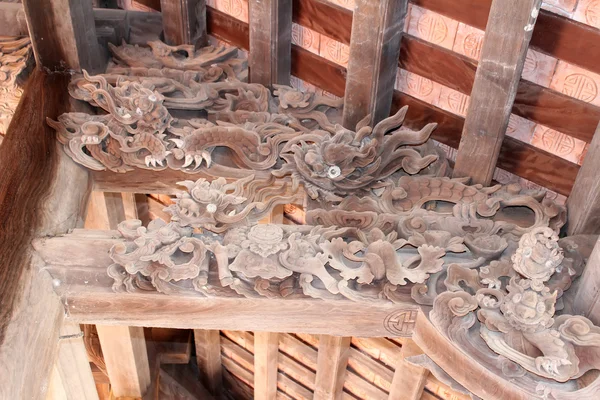 Modello antico su legno nel tempio di Vietnam — Foto Stock