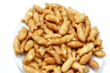 Balık beyaz zemin üzerine izole kek