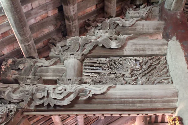 Modello antico su legno nel tempio di Vietnam — Foto Stock