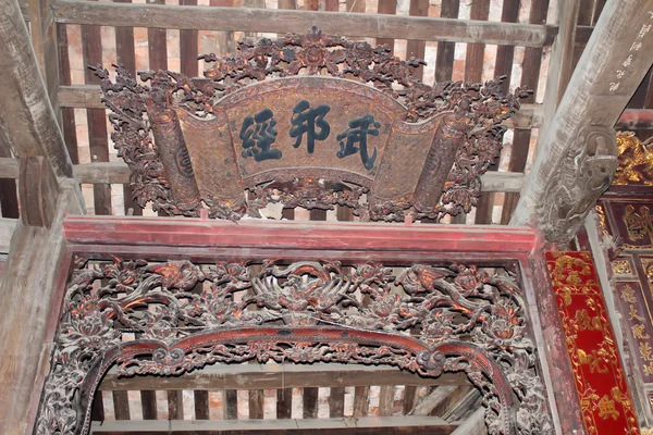 Modello antico su legno nel tempio di Vietnam — Foto Stock