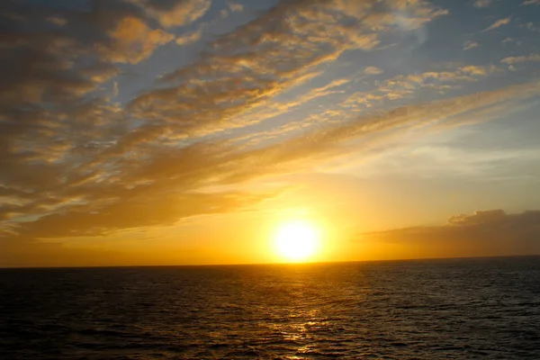 Coucher de soleil sur la mer — Photo