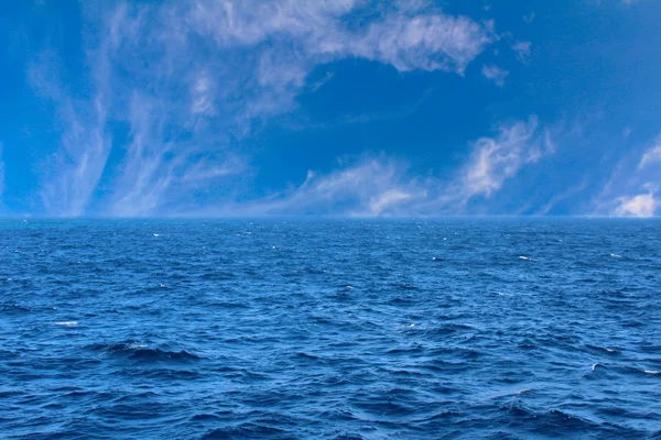 Ο ουρανός και η θάλασσα — Φωτογραφία Αρχείου