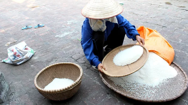 Mujer vietnamita agricultora limpia arroz después de moler — Foto de Stock
