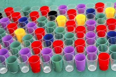 Tarlaya pirinç eken çiftçi