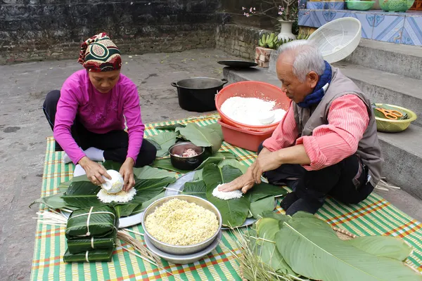 Mensen maken vierkant kleverige rijst taart — Stockfoto