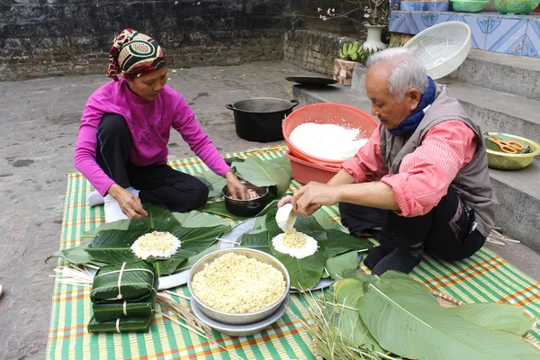 Menschen machen quadratischen klebrigen Reiskuchen — Stockfoto