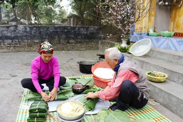 Lidé se čtvercovou lepkavá rýže dort — Stock fotografie