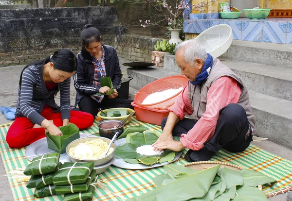 Lidé se čtvercovou lepkavá rýže dort — 图库照片
