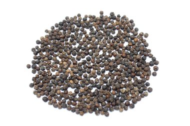 Beyaz arka plan üzerinde izole öğütülmüş karabiber