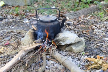 alev yanan ile sıcak su ve odun sobası