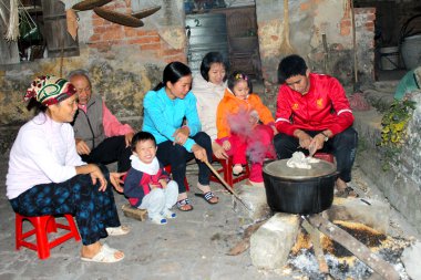 pota içinde oturan aile geleneksel pirinç keki konuştu