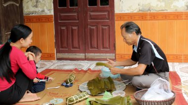 azjatycki człowiek pakowania ryż placek