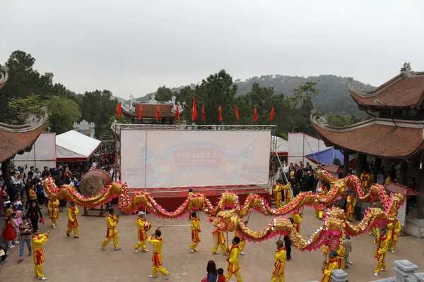 En grupp asiatiska människor dansa dragon i folk festivaler — Stockfoto