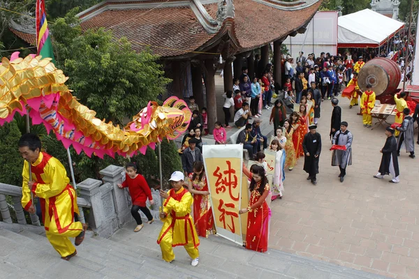 Un groupe de personnes asiatiques danse dragon dans les festivals folkloriques — Photo