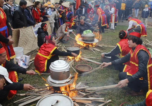 Menschen prüfen, um runden klebrigen Reiskuchen zu machen — Stockfoto