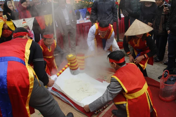 Люди экзамен, чтобы сделать круглый липкий рисовый торт — стоковое фото