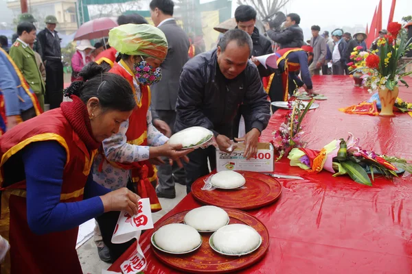 Menschen prüfen, um runden klebrigen Reiskuchen zu machen — Stockfoto