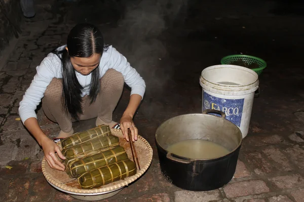 Mujer asiática embalaje pastel de arroz — Foto de Stock