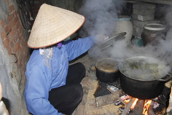 Asiatico donna ebollizione riso torta — Foto Stock