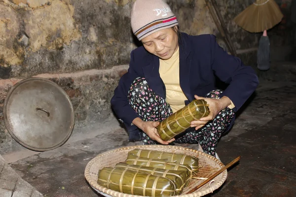 亚洲女人包装大米蛋糕 — 图库照片