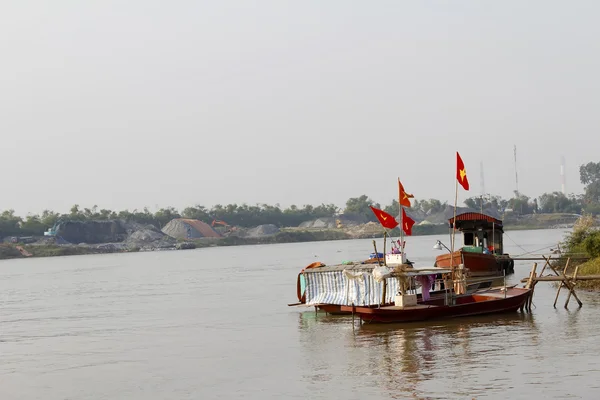 El barco en el río — Foto de Stock