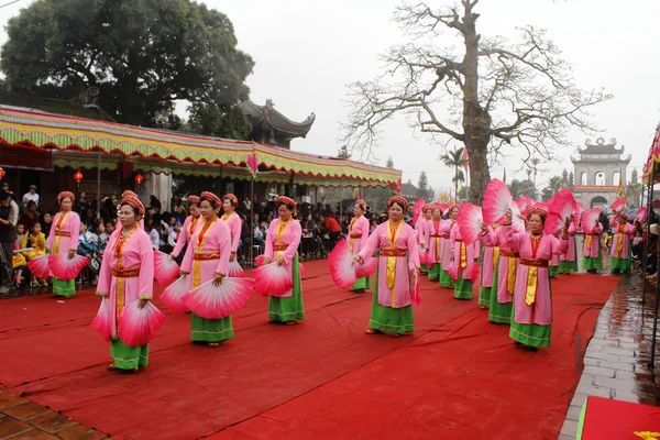 Asian women dancing with fans in festival — Stock Photo, Image