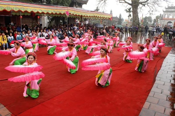 Asian women dancing with fans in festival — Stock Photo, Image