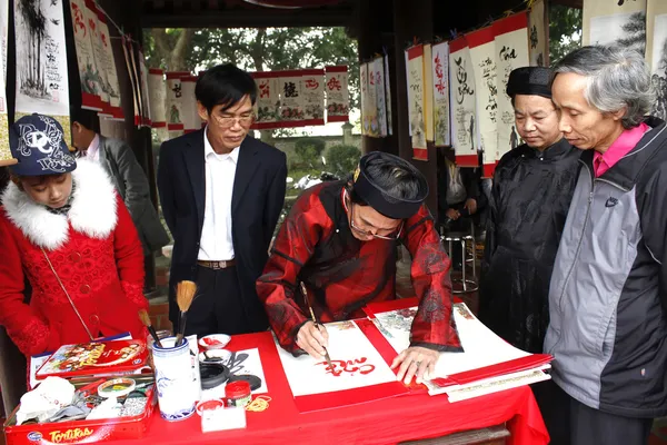 Calligraphie sur fond de papier rouge — Photo