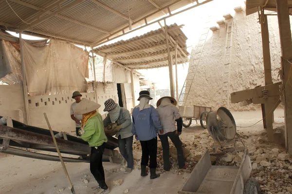 Workers recruited in the lime kiln — Stock Photo, Image