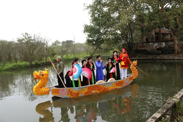 Asian group singing folk songs in folk festival — Stock Photo, Image