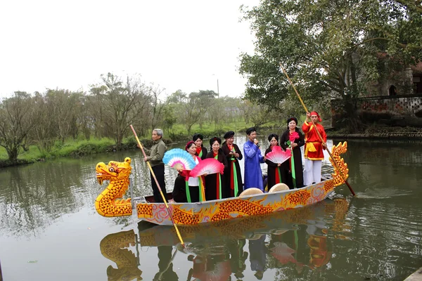 Asian group singing folk songs in folk festival — Stock Photo, Image