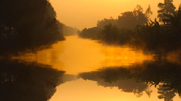 Świt nad rzeką z rosy — Zdjęcie stockowe