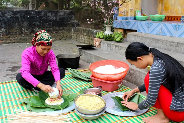 Lidé se čtvercovou lepkavá rýže dort — Stock fotografie