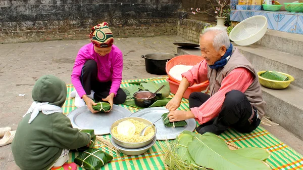 People make square glutinous rice cake — Stock Photo, Image