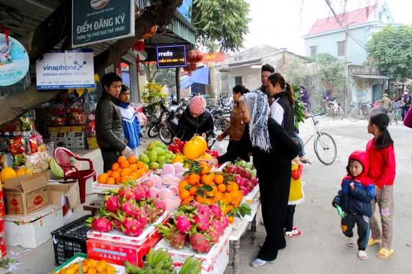 Asyalı kadın tütsü piyasadaki satış — Stok fotoğraf