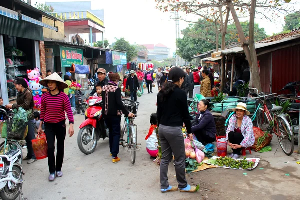 Asijské žena prodej kadidlo na trhu — Stock fotografie
