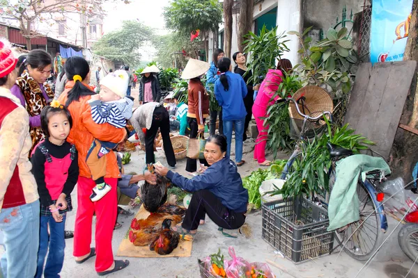 Mujer asiática vendiendo incienso en el mercado —  Fotos de Stock