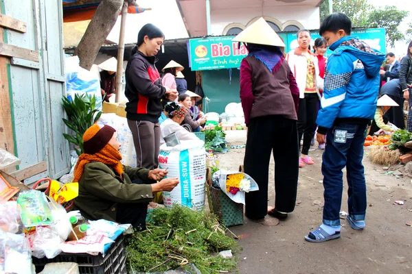 Asiatisk kvinna säljer rökelse i marknaden — Stockfoto