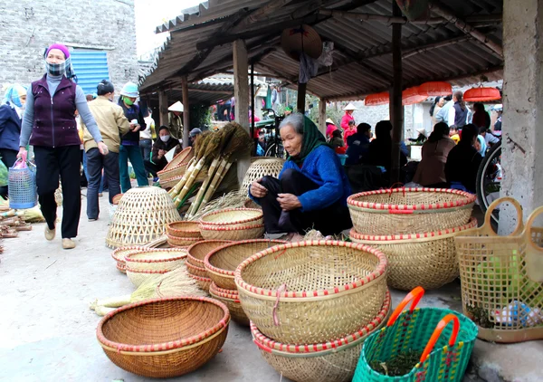 Femme asiatique vente d'encens sur le marché — Photo