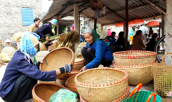 Femme asiatique vente d'encens sur le marché — Photo