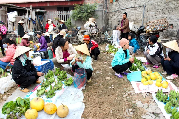 Asyalı kadın tütsü piyasadaki satış — Stok fotoğraf