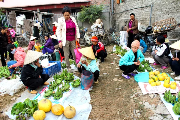 Asiatin verkauft Weihrauch auf dem Markt — Stockfoto