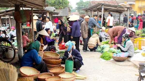 Femme asiatique vente d'encens sur le marché — Photo