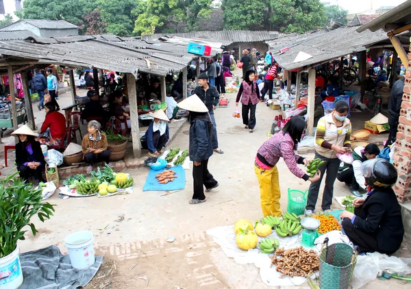 Mujer asiática vendiendo incienso en el mercado — Foto de Stock