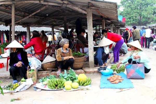 Wanita Asia yang menjual dupa di pasar — Stok Foto