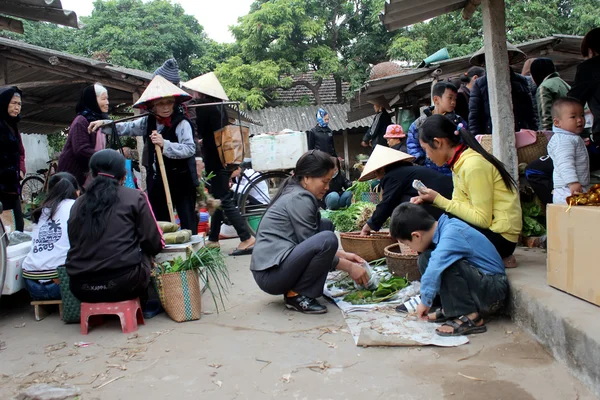 Asiatiska peole på landsbygden marknaden — Stockfoto